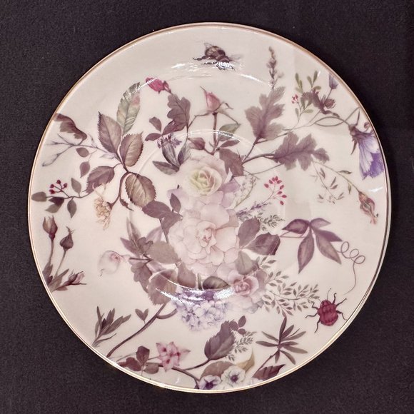 Beautiful Tea Cup and Saucer - Picture 4 of 15